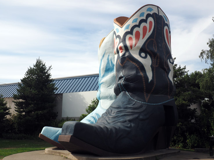 Spotted on the Roadside Giant Hat and Boots • Mellzah